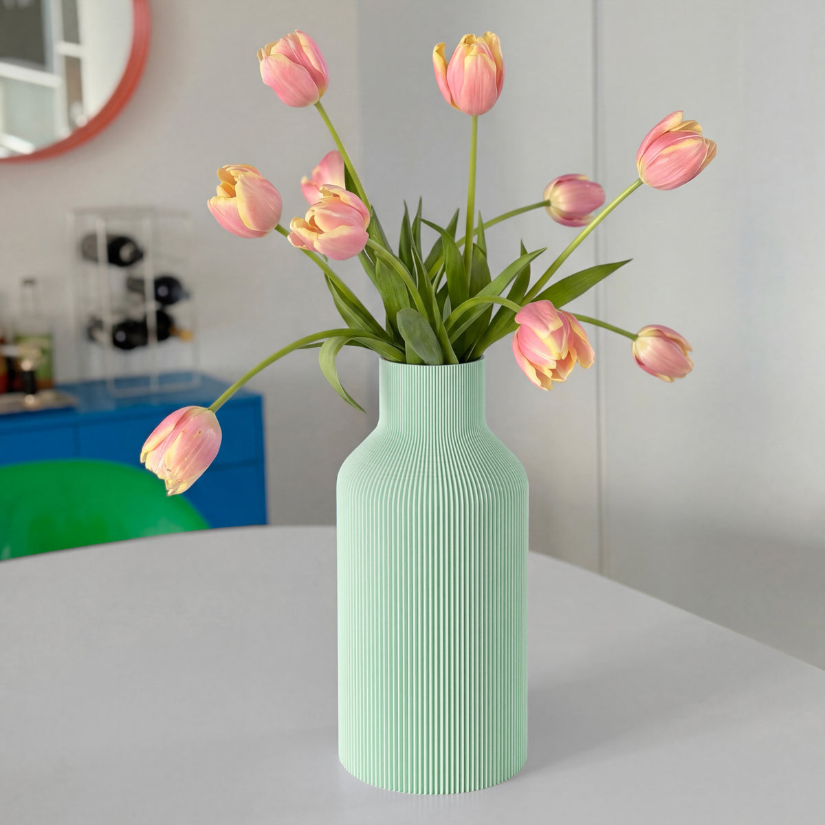 Vase FLASCHE in pastellgrün aus dem 3D Druck mit rosa Tulpen auf rundem Tisch #farbe_pastellgrün