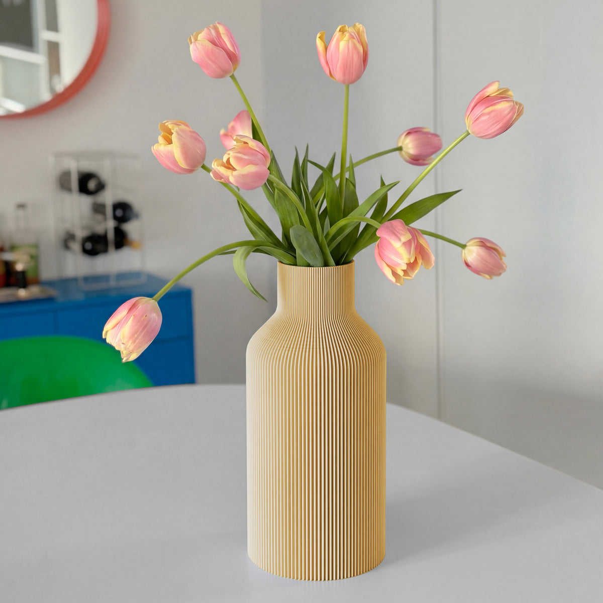 Vase FLASCHE in beige aus dem 3D Druck mit rosa Tulpen auf rundem Tisch #farbe_beige