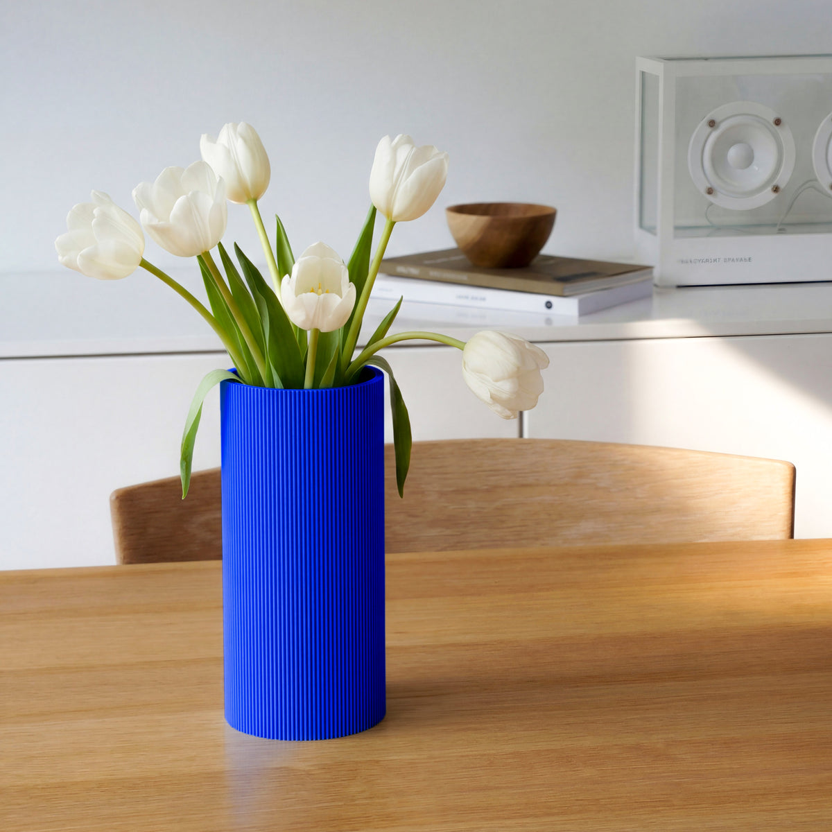Vase Gerade in blau aus dem 3D Druck mit weißen Tulpen auf einem Holztisch #farbe_blau