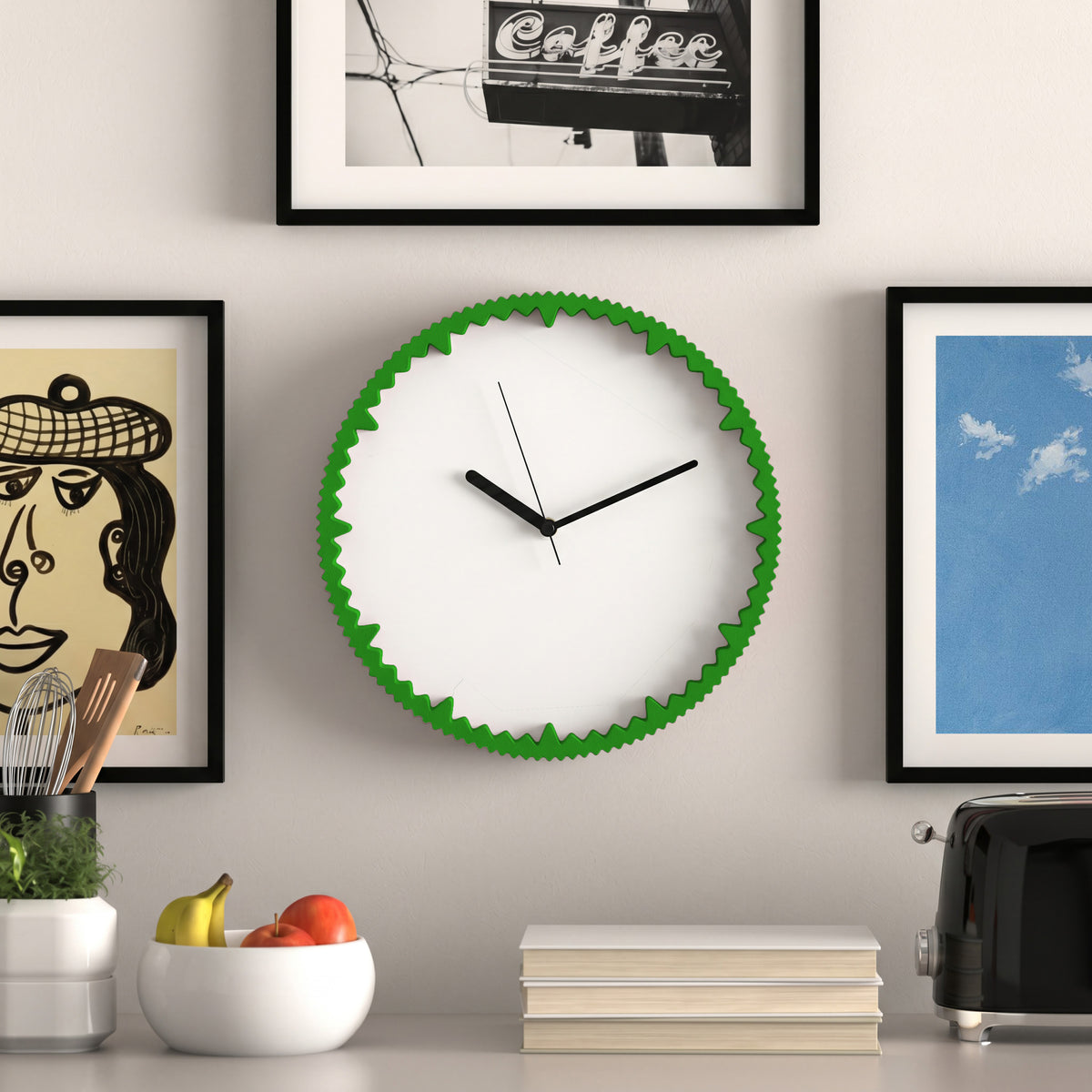 Moderne grüne Wanduhr mit gezacktem Rand aus dem 3D Druck an Küchenwand mit Bilderrahmen #farbe_grün