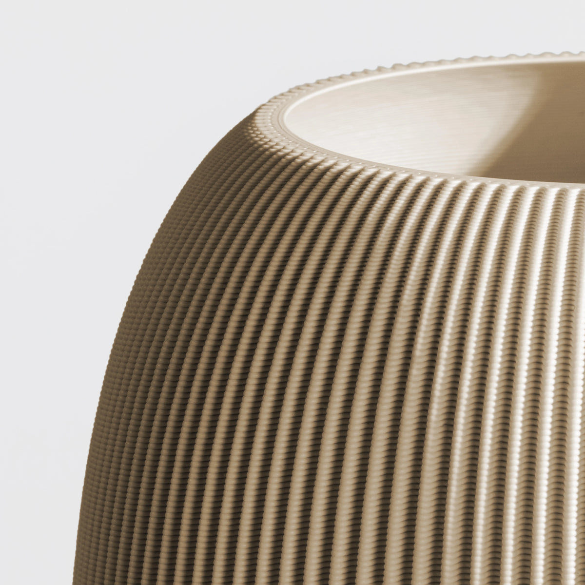 Vase PILLE aus 3D Druck mit feiner Rillenstruktur in Nahaufnahme #farbe_beige