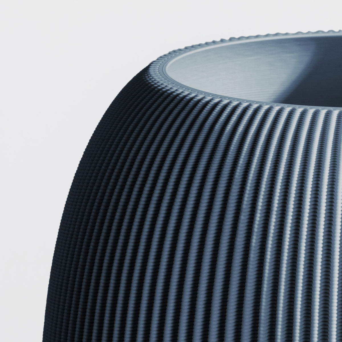 Vase PILLE aus 3D Druck mit feiner Rillenstruktur in Nahaufnahme #farbe_navyblau