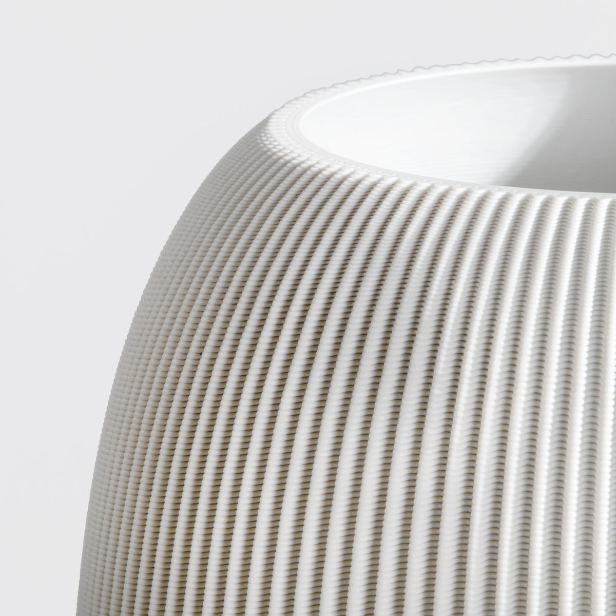 Vase PILLE aus 3D Druck mit feiner Rillenstruktur in Nahaufnahme #farbe_weiss